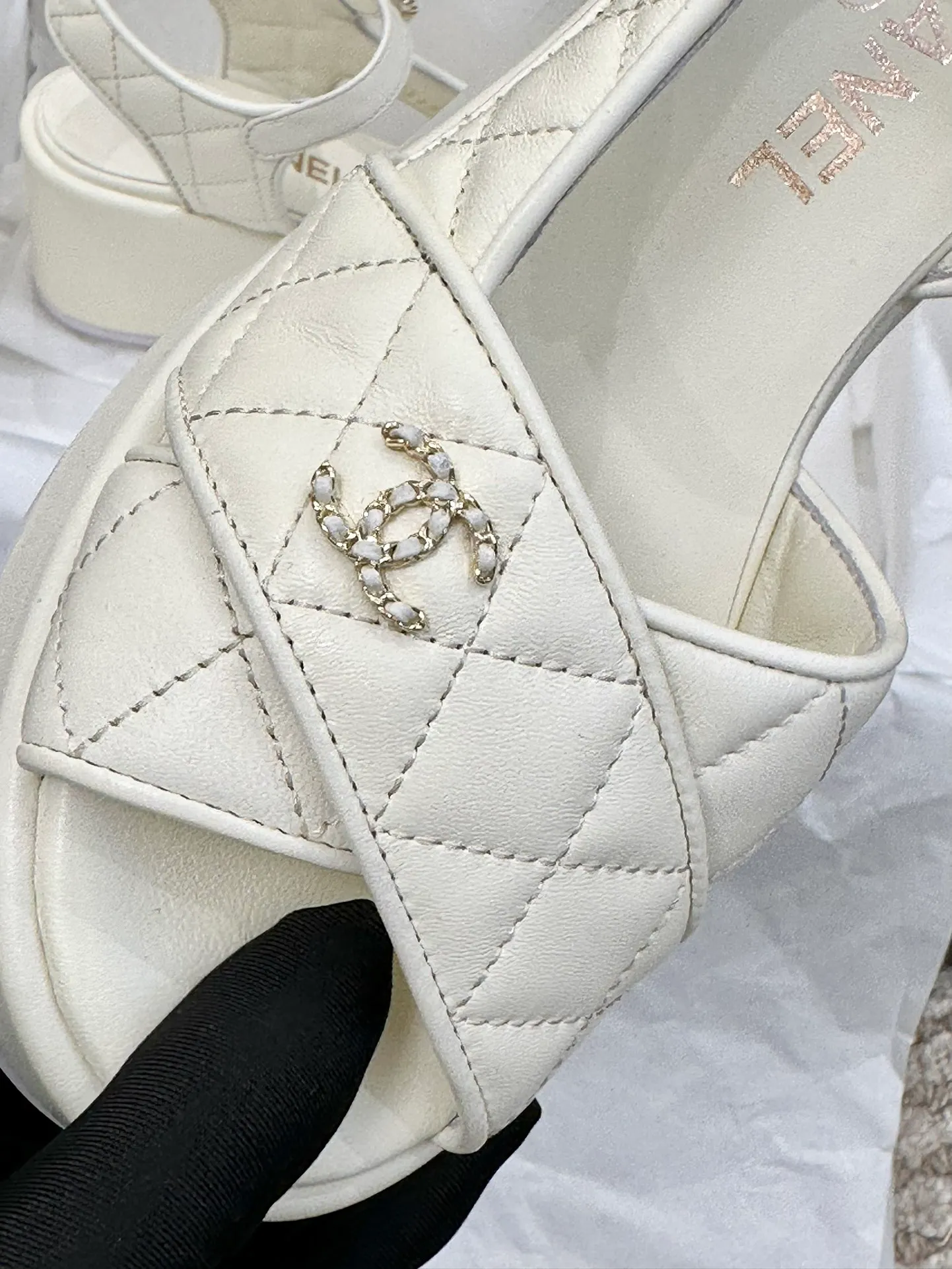 👟👟Ex-factory price 480👟👟 CHANEL C Jia Xiaoxiang 23ss new wedge heel open toe high heel sandals. Top counter quality. The moment you put it on your feet, it is still super stunning. 🔥All materials are customized according to the original version! Upper: imported first-layer calfskin/imported fragrant cloth/ lining: imported sheepskin, foot pad: sheepskin sole: outsole imported from Italy Size number: 34-40